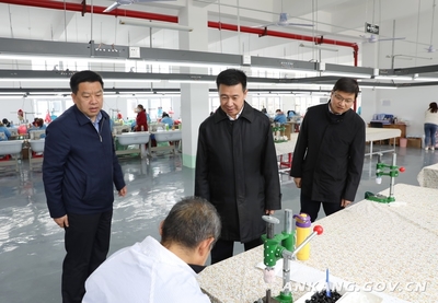 郭青到漢濱區茨溝鎮暗訪調研 鞏固拓展脫貧攻堅成果同鄉村振興有效銜接，助力玩具銷售產業升級